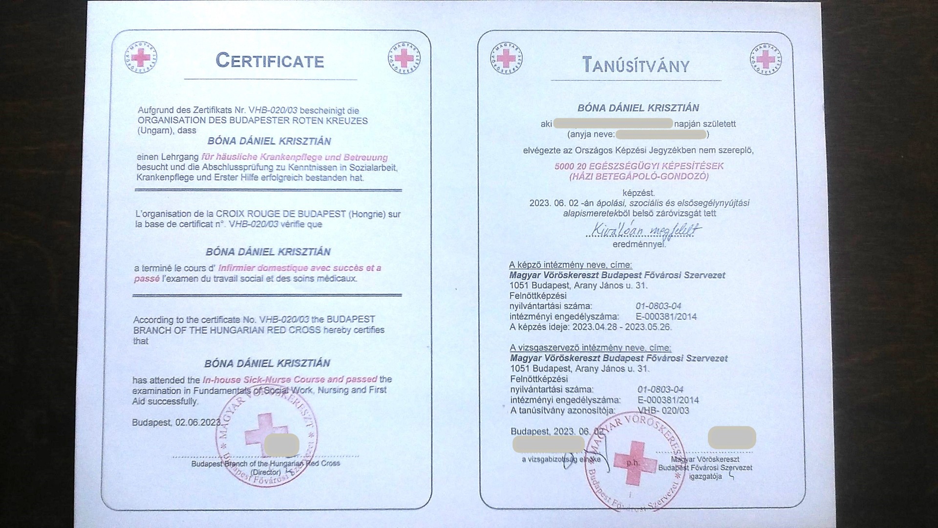 Kétoldalas egészségügyi tanúsítvány, kereszt emblémákkal, név és dátumokkal, aláírásokkal és pecséttel.
